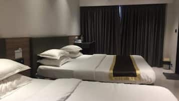 Quarto triplo | Individualmente decorados, individualmente mobiliados, escrivaninha
