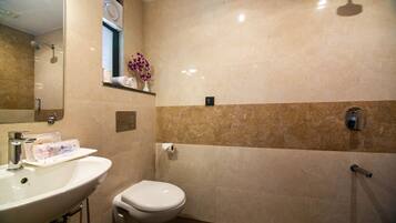 Ein Badezimmer mit Waschbecken, Toilette und Dusche.