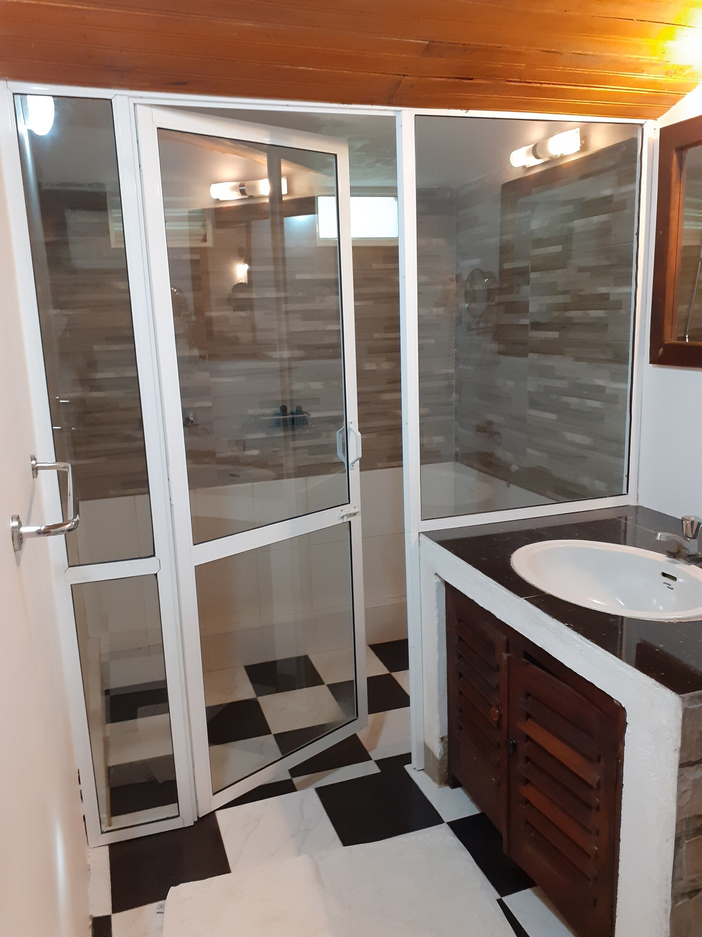standard triple room | bathroom | shower, free toiletries, towels