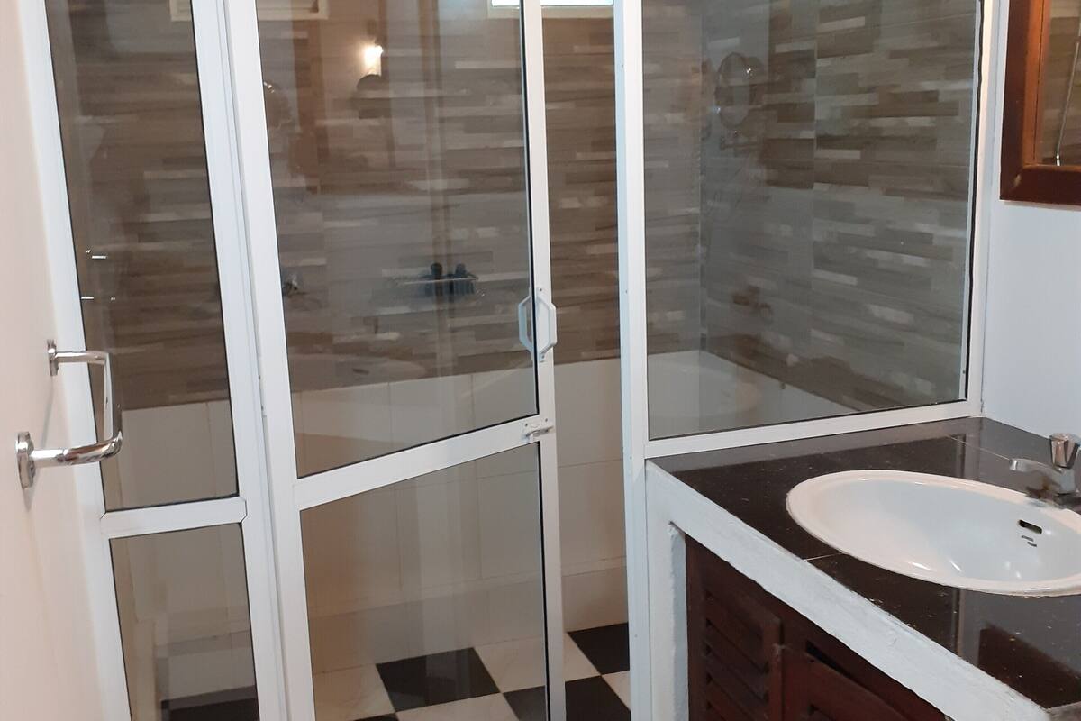 standard triple room | bathroom | shower, free toiletries, towels