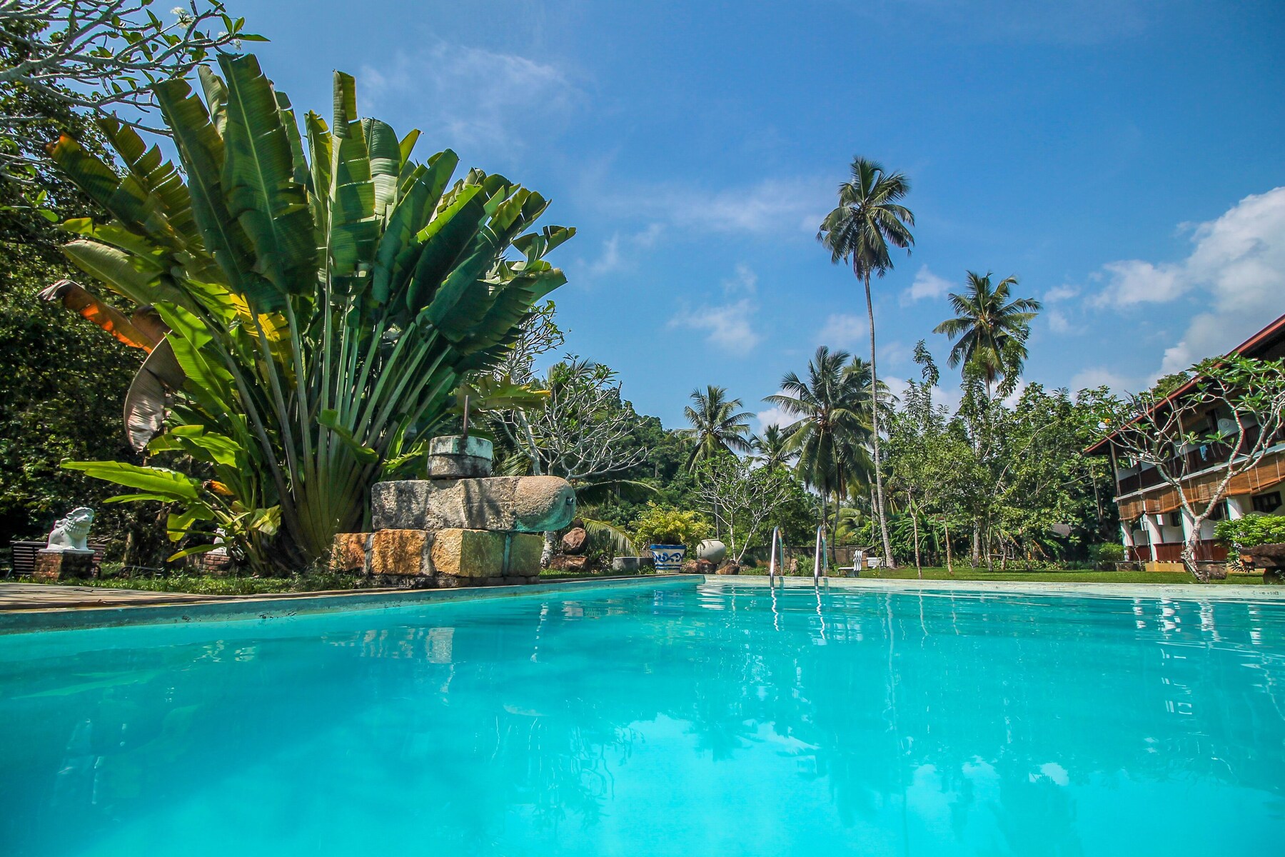 2 outdoor pools
