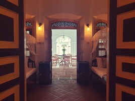 Caja de seguridad en la habitación y escritorio 