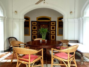 ห้องแฟมิลี่สำหรับสี่ท่าน, 2 ห้องนอน, วิวสระว่ายน้ำ | ตู้นิรภัยในห้องพัก, โต๊ะทำงาน, ห้องเก็บเสียง, Wi-Fi ฟรี