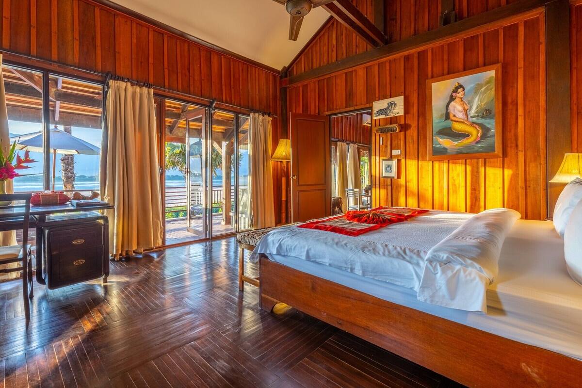 residence (riverfront upper floor) | 1 bedroom, in-room safe, individually decorated, desk