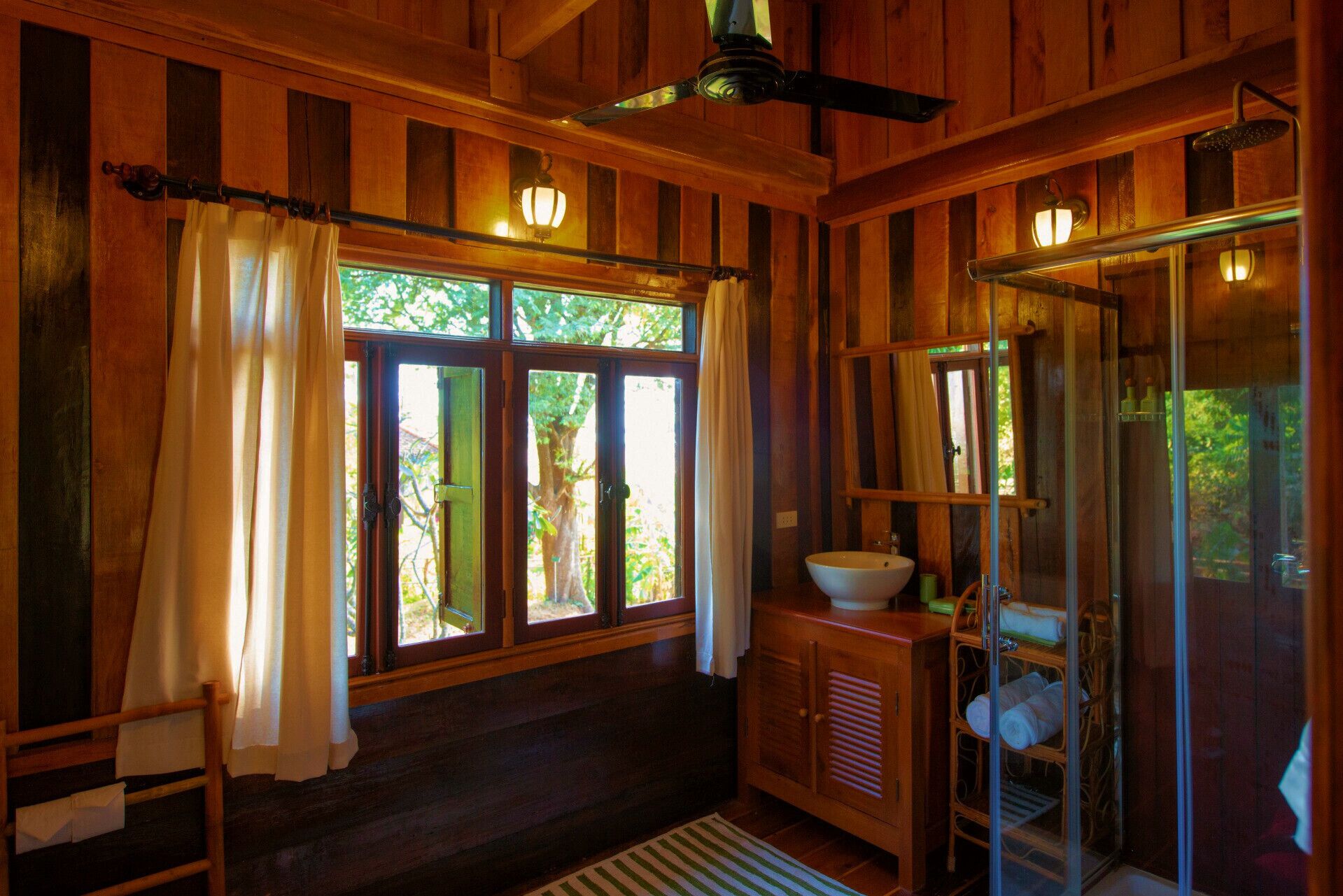 suite (riverfront upper floor) | bathroom | shower, free toiletries, hair dryer, bathrobes