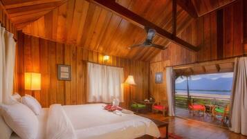 Chambre Double ou avec lits jumeaux, balcon, vue plage (Riverfront Upper Floor) | 1 chambre, coffres-forts dans les chambres, décoration personnalisée