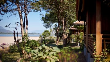 Chambre Double ou avec lits jumeaux, balcon, vue plage (Riverfront Upper Floor) | Véranda