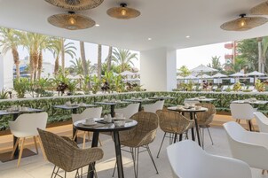 Se sirven desayunos, cenas y cocina mediterránea 