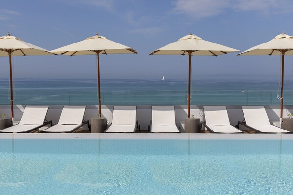 Innenpool, 5 Außenpools, Sonnenschirme, Liegestühle