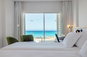 Habitación doble, balcón, vistas parciales al mar | Caja fuerte, escritorio, cortinas opacas y tabla de planchar con plancha