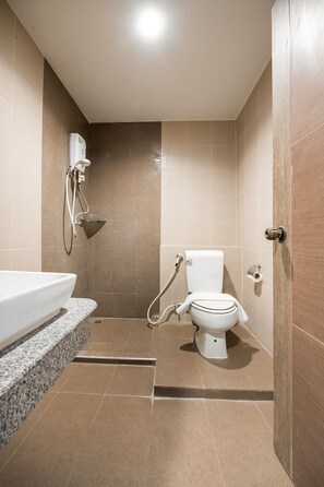 Shower, towels, soap, shampoo - OYO 257 Sea Paradise Hotel (Sattahip)