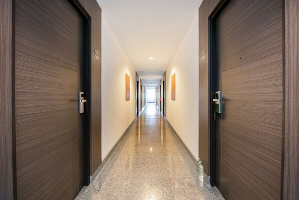 Hallway - OYO 257 Sea Paradise Hotel (Sattahip)