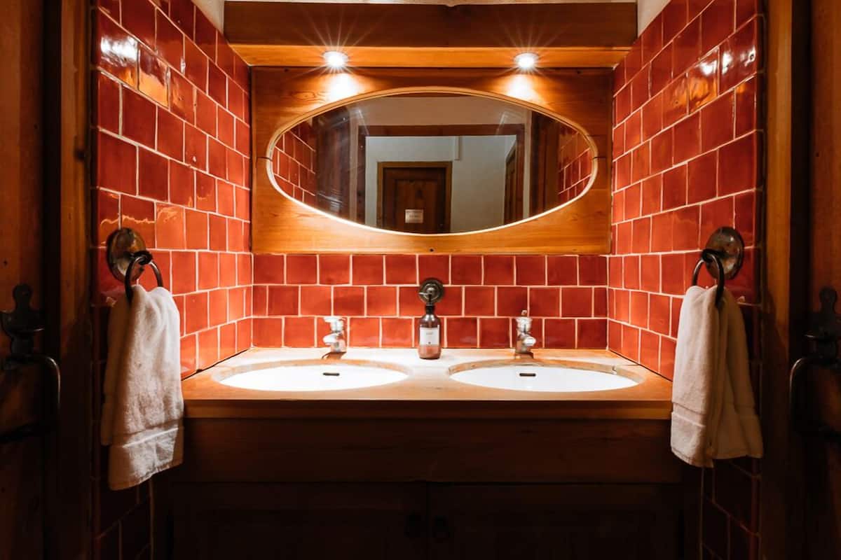 free toiletries, towels