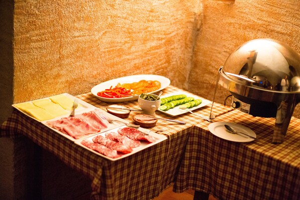 Una mesa con diferentes alimentos y una parrilla.
