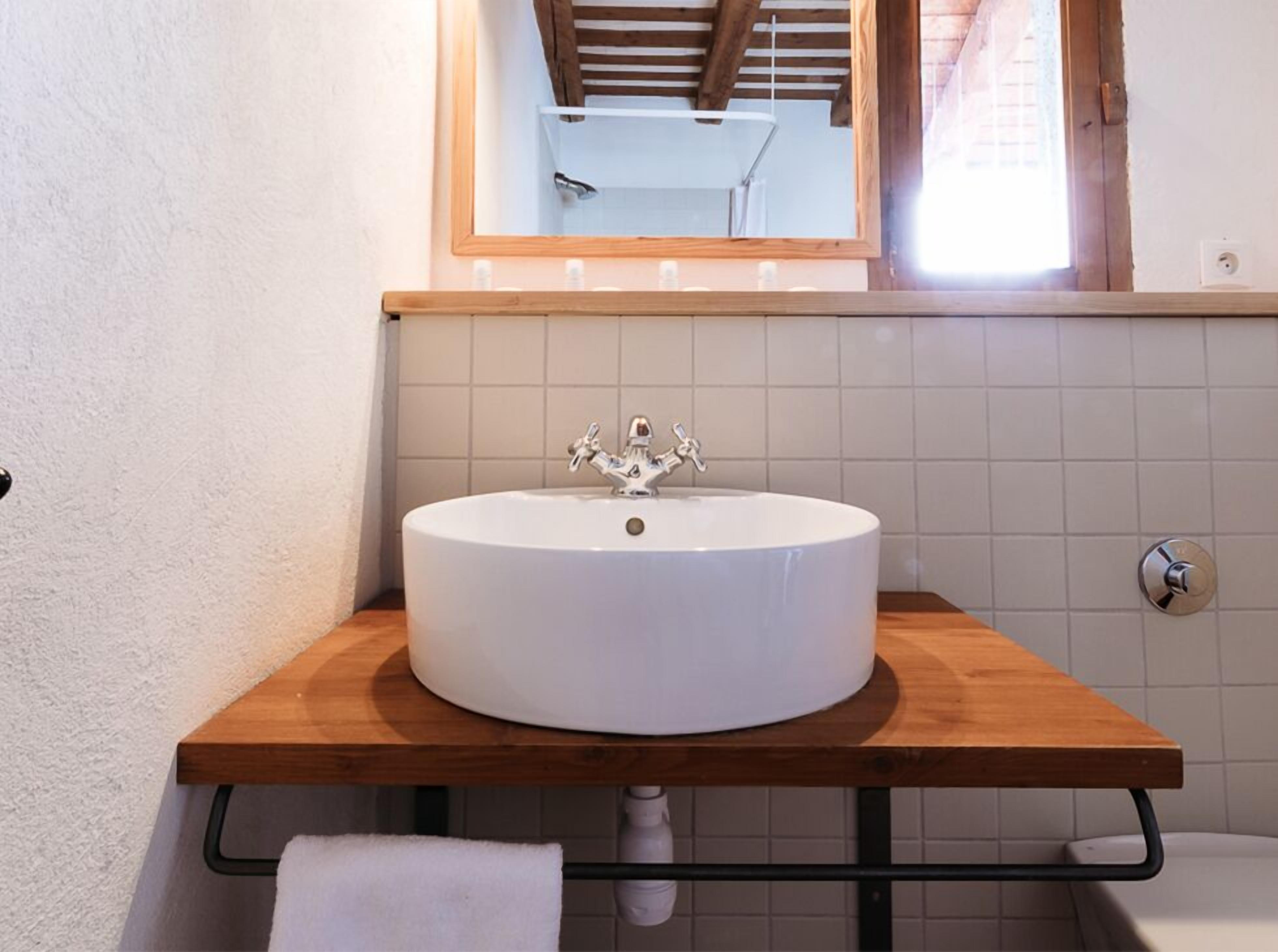 free toiletries, towels