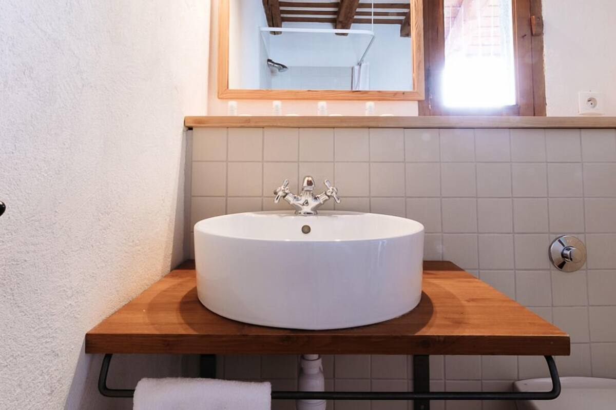 free toiletries, towels