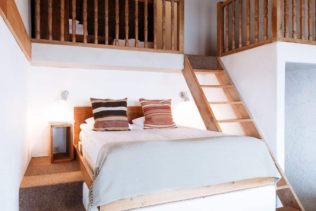 quadruple room | bed sheets