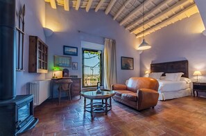 Suite Standar, perapian | Pemandangan bukit