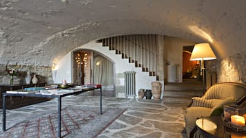 Flat-screen TV, fireplace