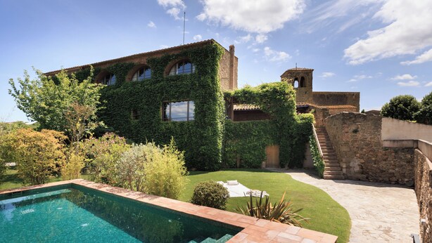 A pool, a grassy area, and a building with ivy-covered walls. - Encís d Empordà (Corca)
