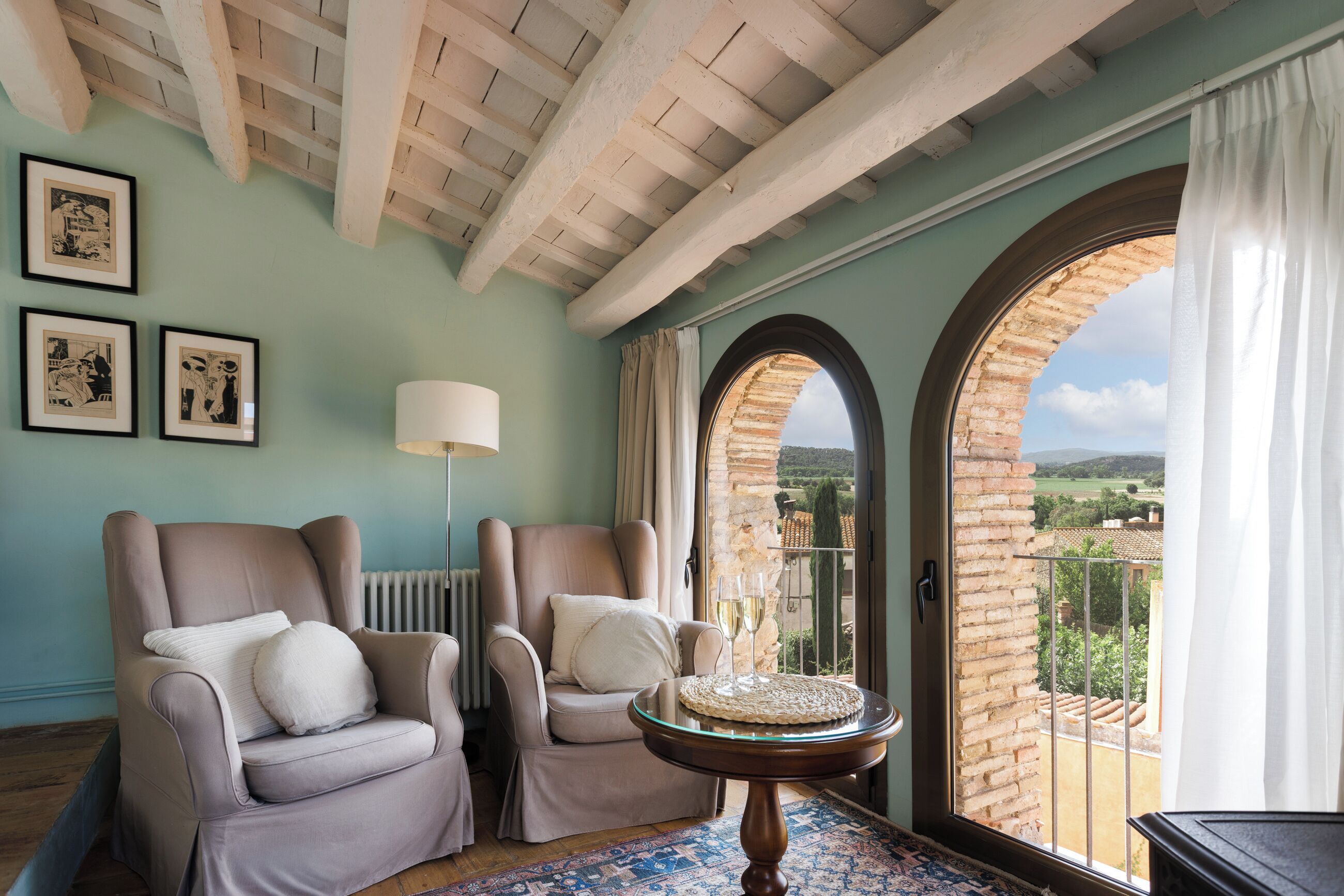 Suite romántica, terraza | Zona de estar | Una chimenea