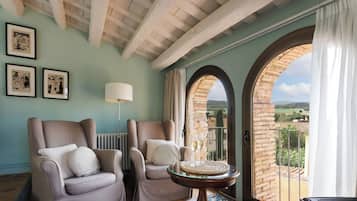 Suite romántica, terraza | Zona de estar | Una chimenea