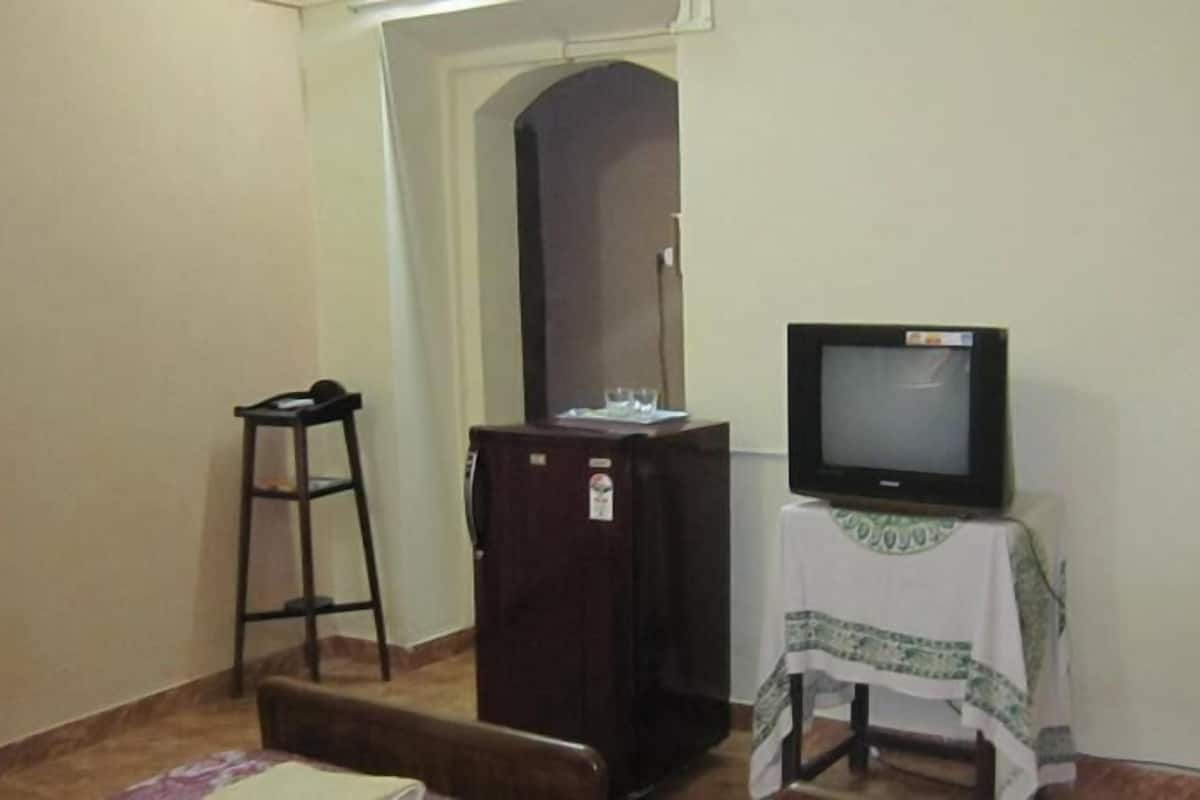 basic double room, 1 double bed, smoking | room amenity