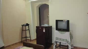 Quarto casal básico, 1 cama de casal, para fumantes | Comodidades do quarto