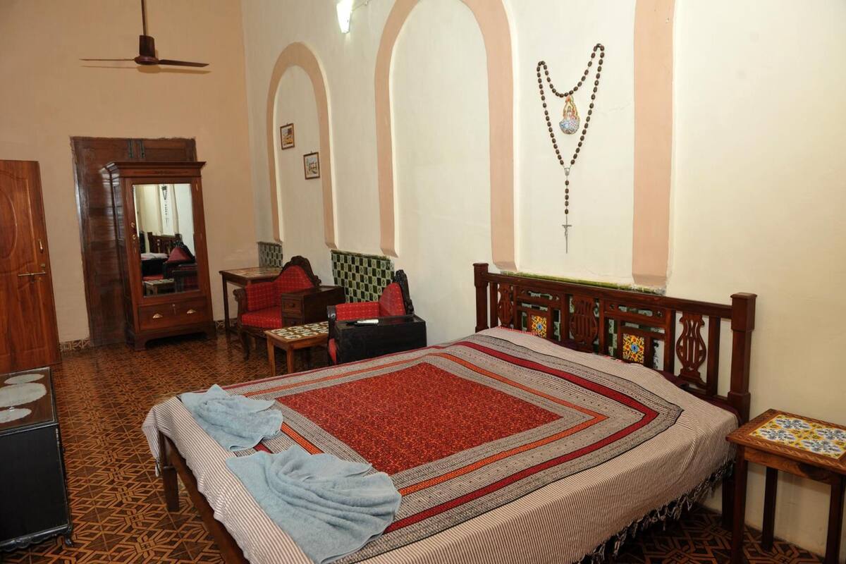 desk, rollaway beds, free wifi, bed sheets