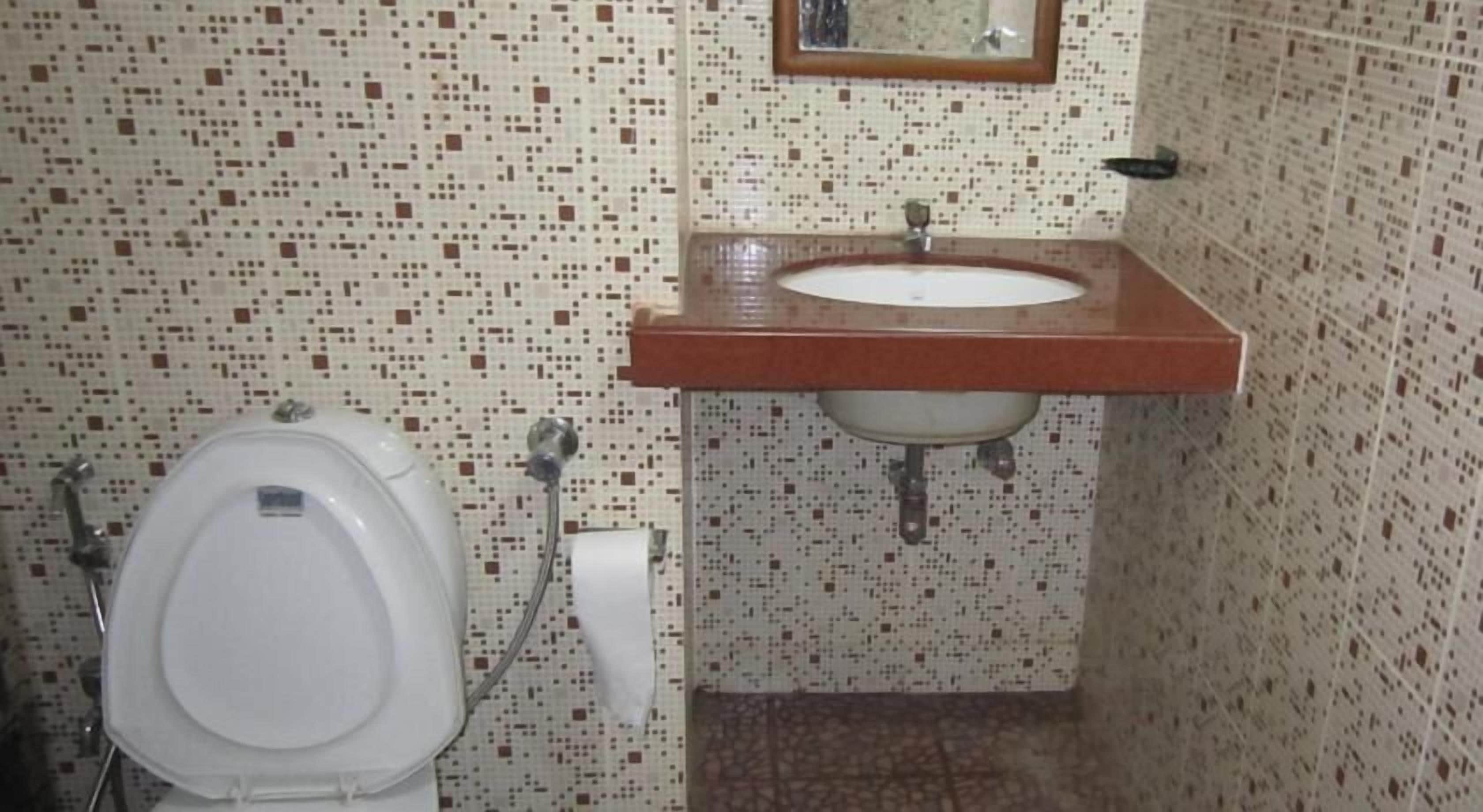 basic double room, 1 double bed, smoking | bathroom | shower, towels