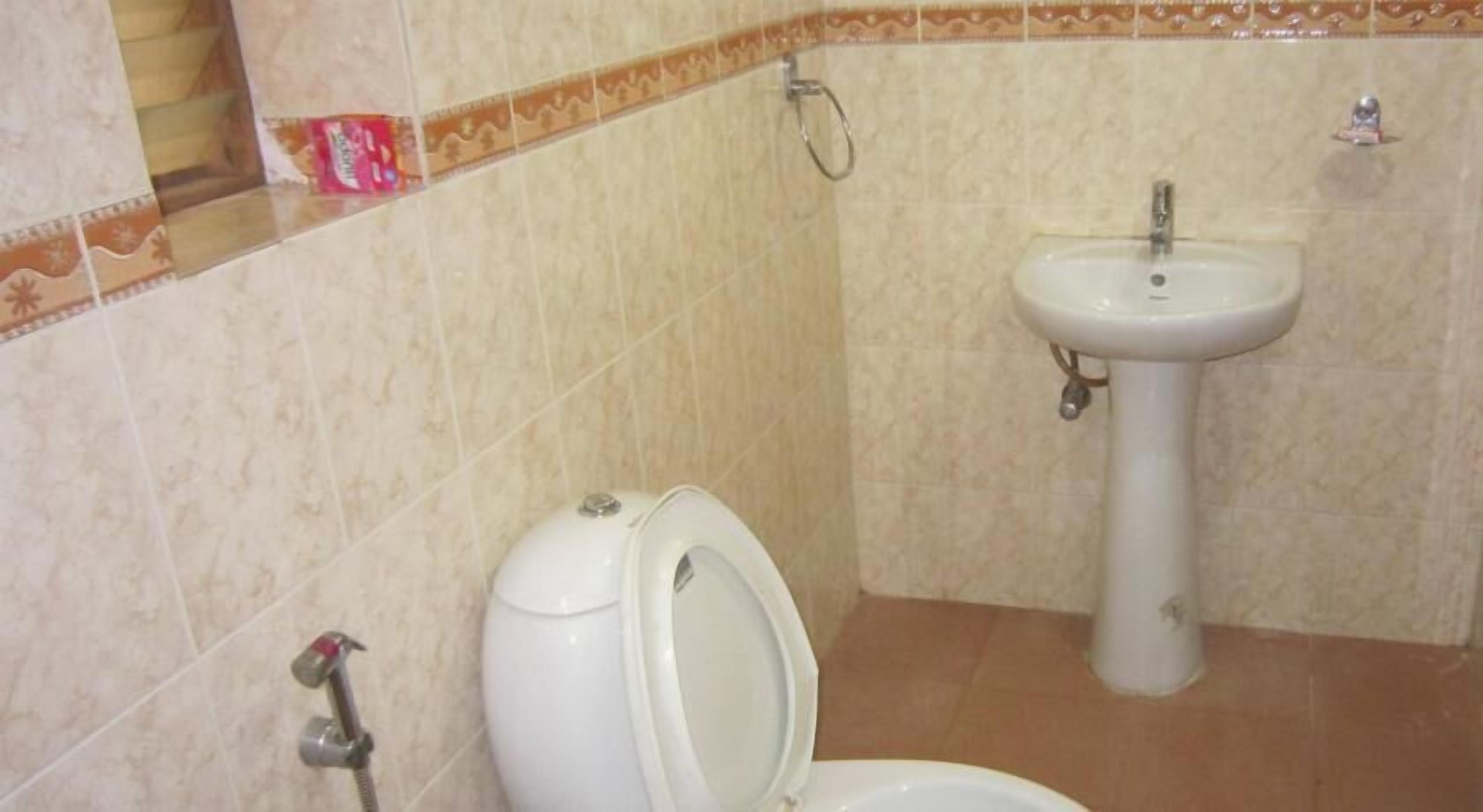 basic double room, 1 double bed, smoking | bathroom | shower, towels