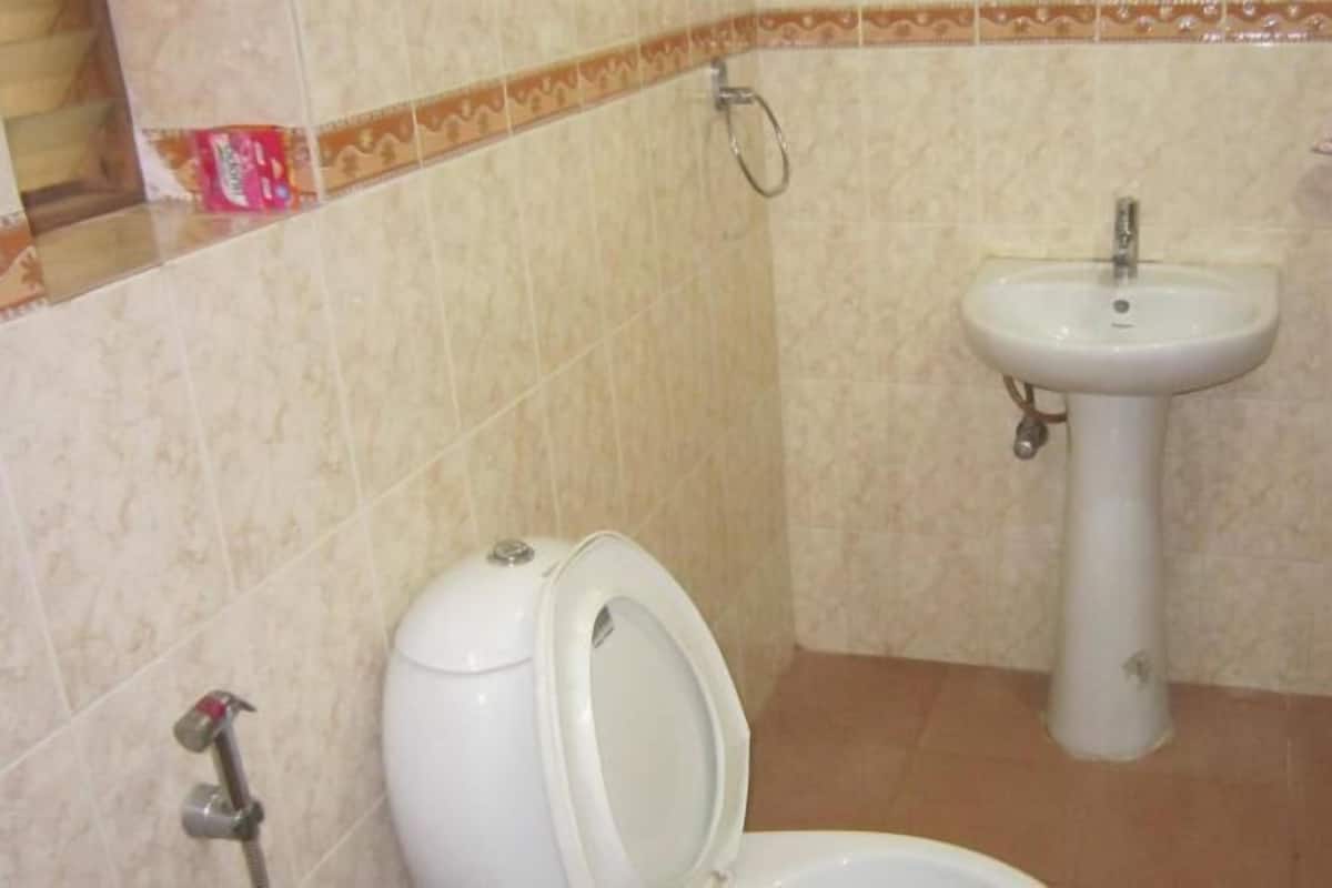 basic double room, 1 double bed, smoking | bathroom | shower, towels