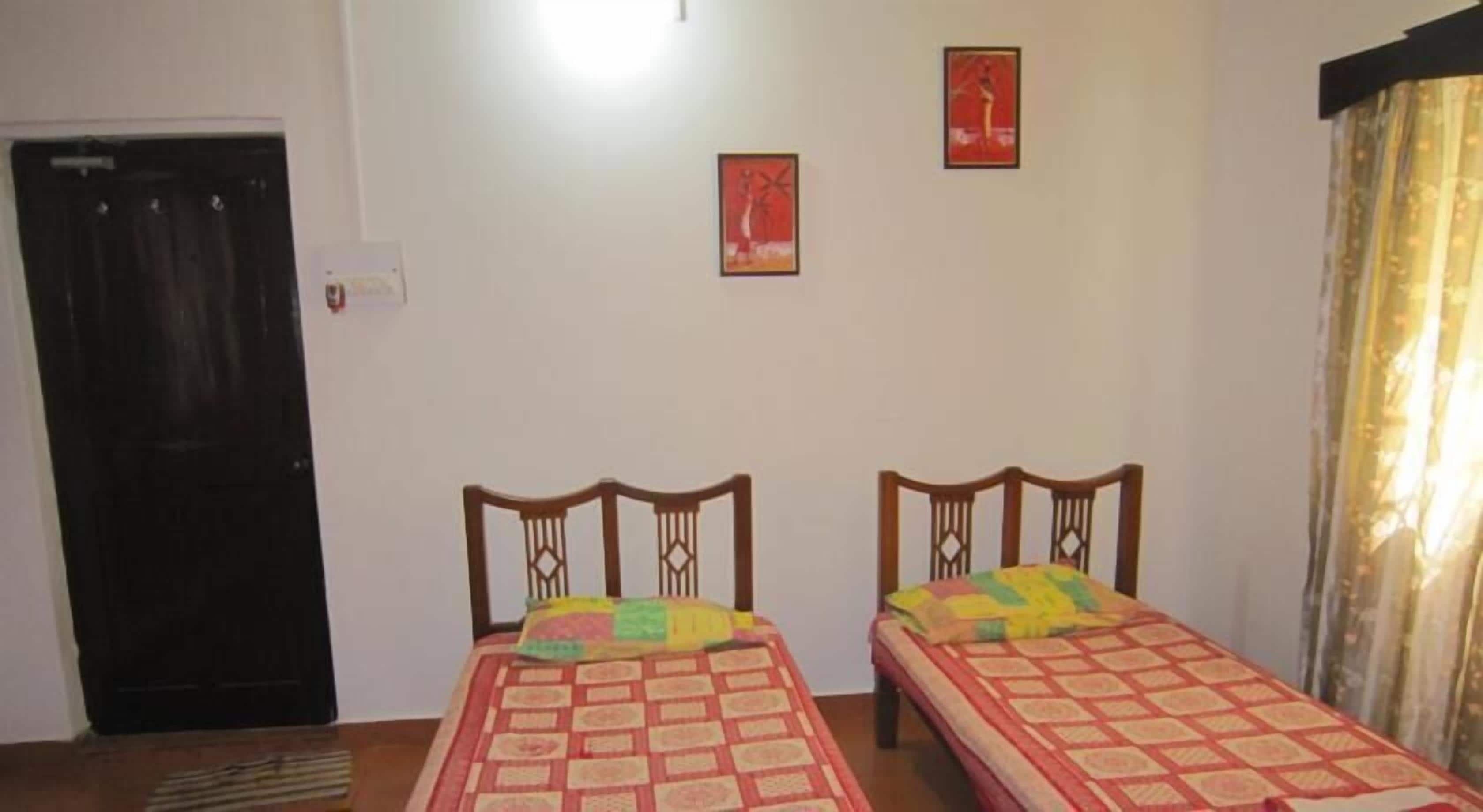 basic double room, 1 double bed, smoking | desk, rollaway beds, free wifi, bed sheets