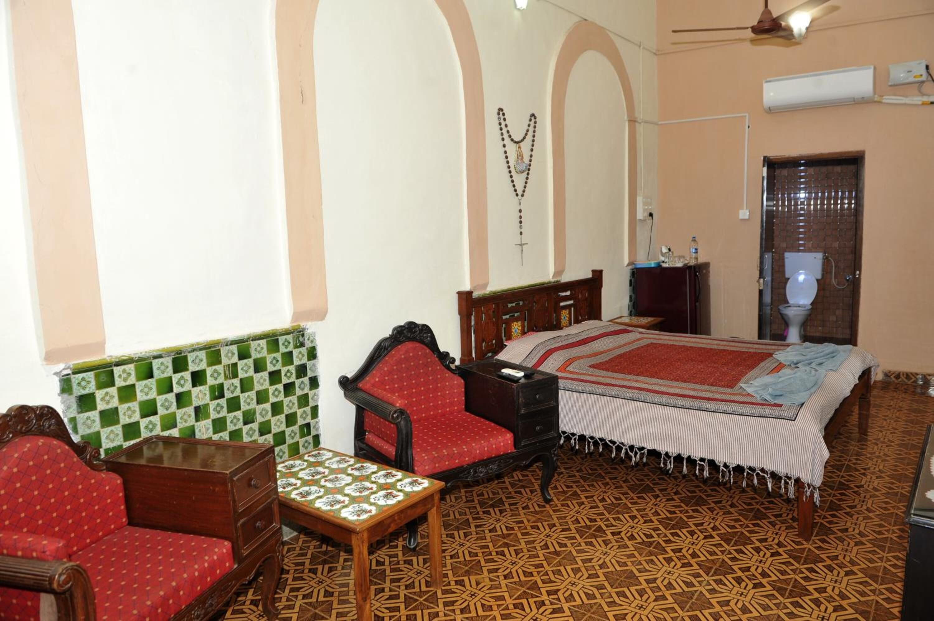 desk, rollaway beds, free wifi, bed sheets