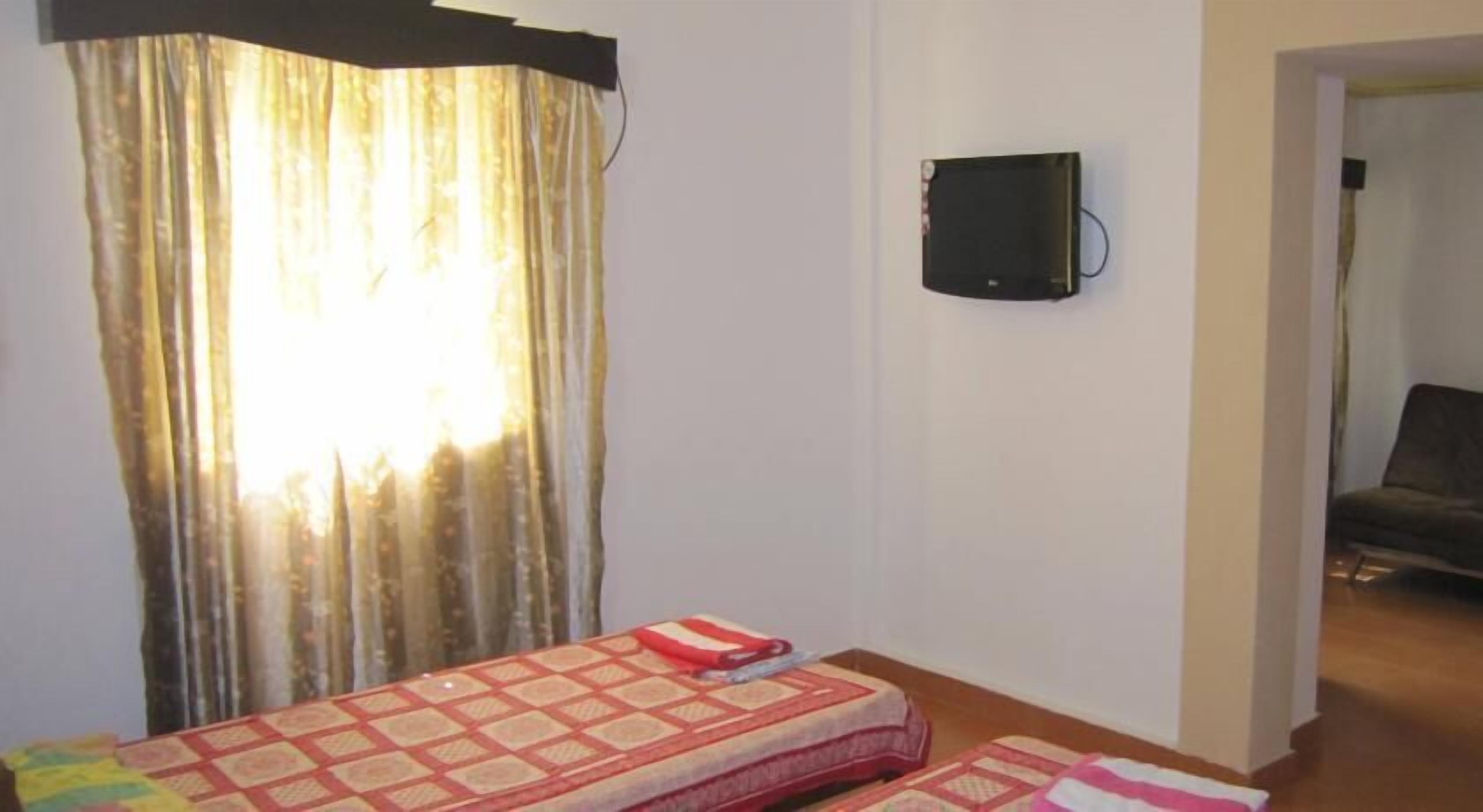 basic double room, 1 double bed, smoking | desk, rollaway beds, free wifi, bed sheets
