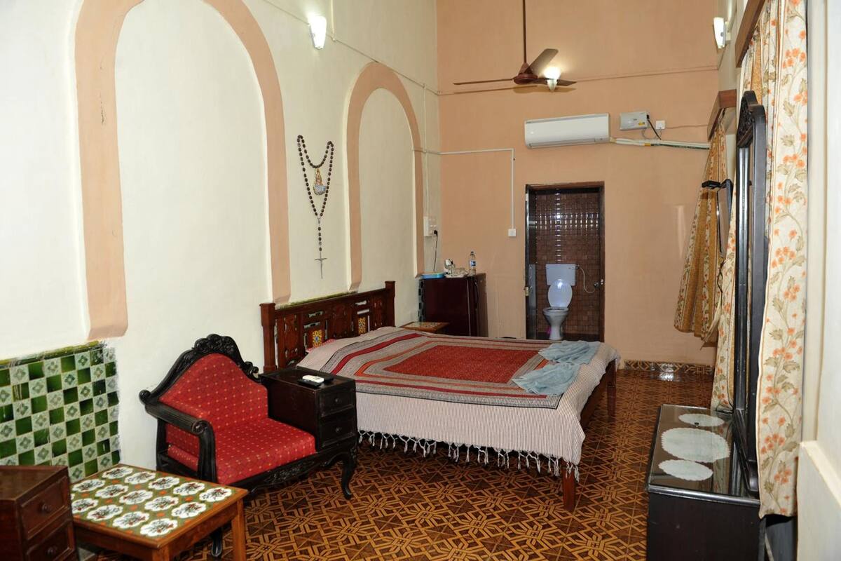 desk, rollaway beds, free wifi, bed sheets