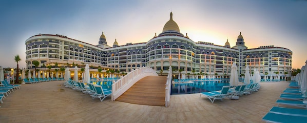 Voorkant accommodatie - avond/nacht