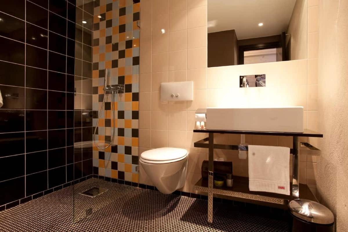 shower, free toiletries, towels