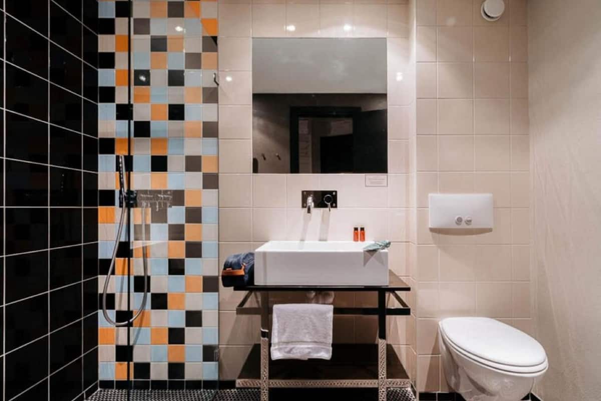 shower, free toiletries, towels