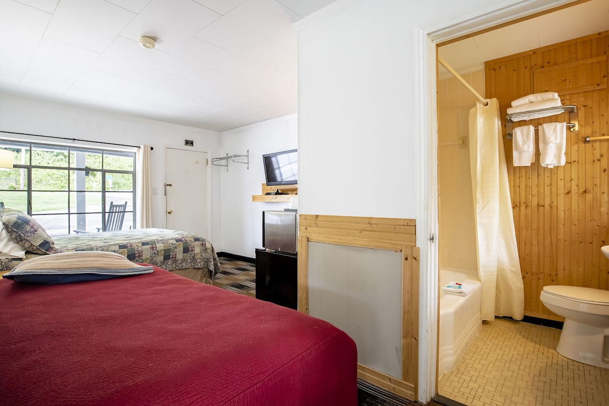 Queen bed with Twin | 客房内保险箱、熨斗/熨衣板、免费折叠床/加床、免费 WiFi