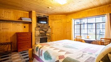 Queen Room - RiverFront | Tallelokero huoneessa, silitysrauta/-lauta, ilmaiset lisävuoteet