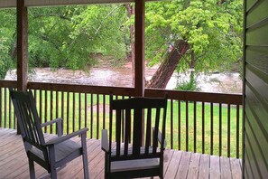 King Bed with River View | Vista desde la habitación