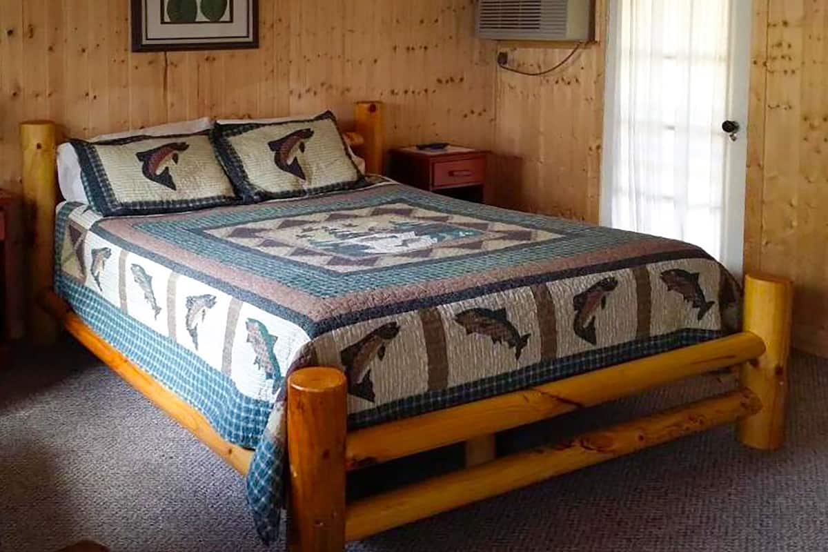 King Bed with River View | ตู้นิรภัยในห้องพัก, เตารีด/โต๊ะรีดผ้า, เตียงเสริม (ฟรี), Wi-Fi ฟรี