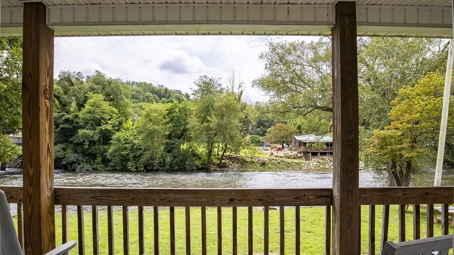 Lloyd's On The River Country Inn By OYO