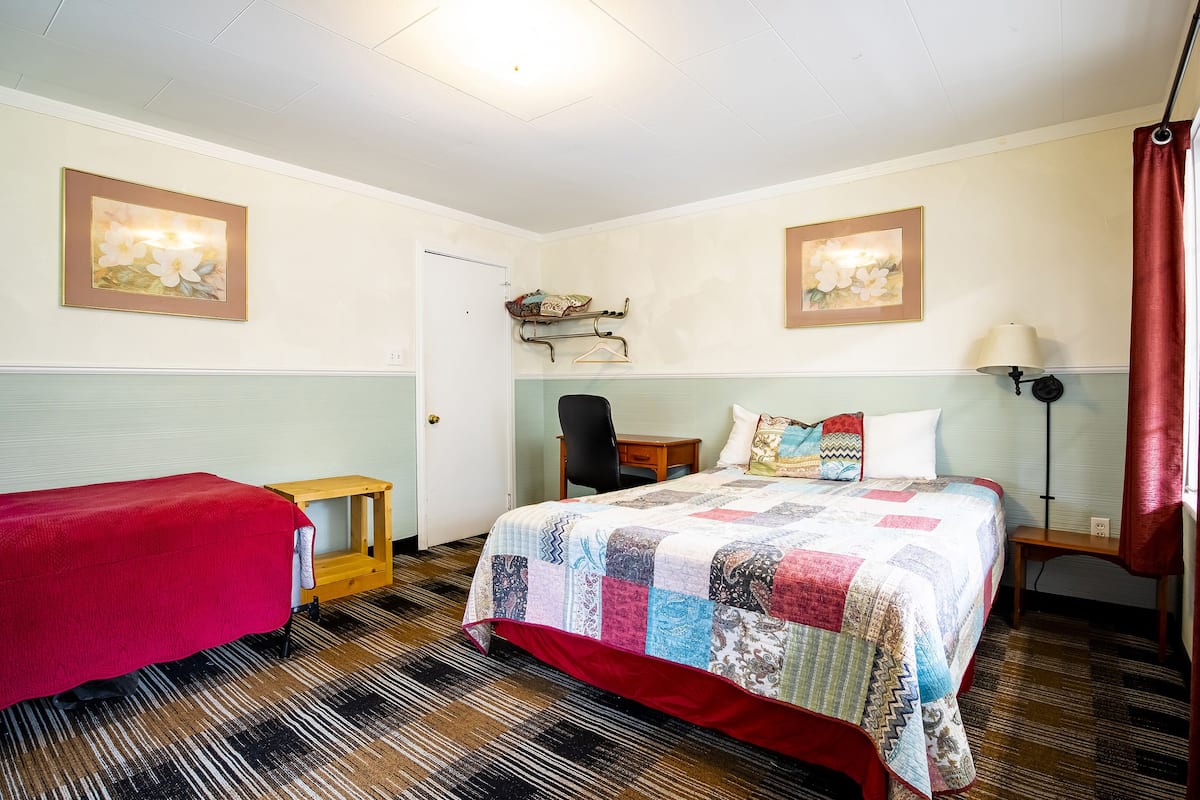 1 Queen and 1 Twin Room with Kitchenette