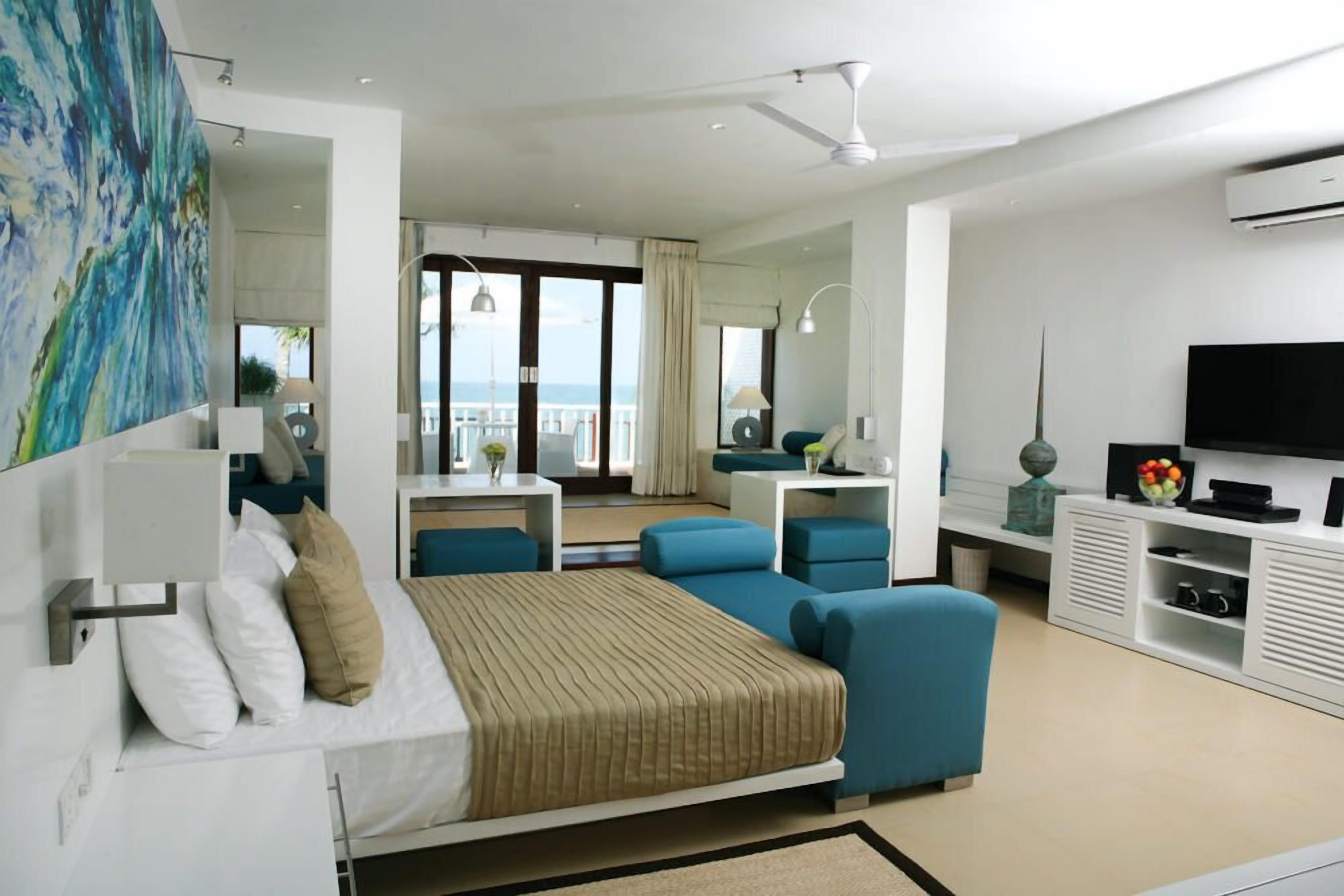 Suite – deluxe | Minibar, safe på rommet, skrivebord og blendingsgardiner