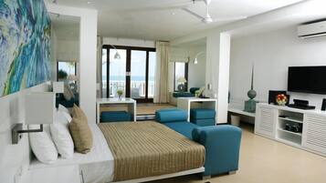 Suite – deluxe | Minibar, safe på rommet, skrivebord og blendingsgardiner