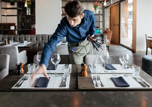 Phục vụ bữa trưa và bữa tối 