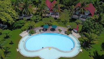 2 outdoor pools, free pool cabanas, pool umbrellas