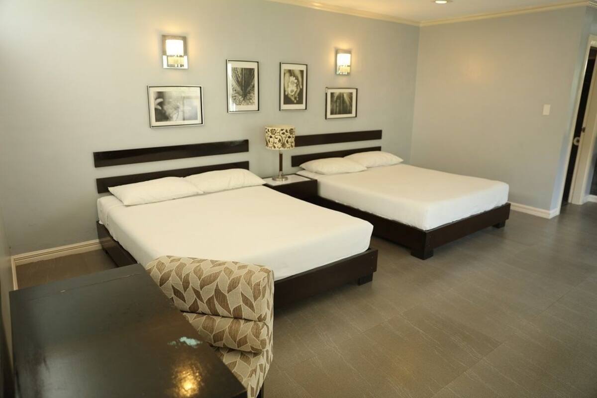 Blue Room | Minibar, desk, rollaway beds